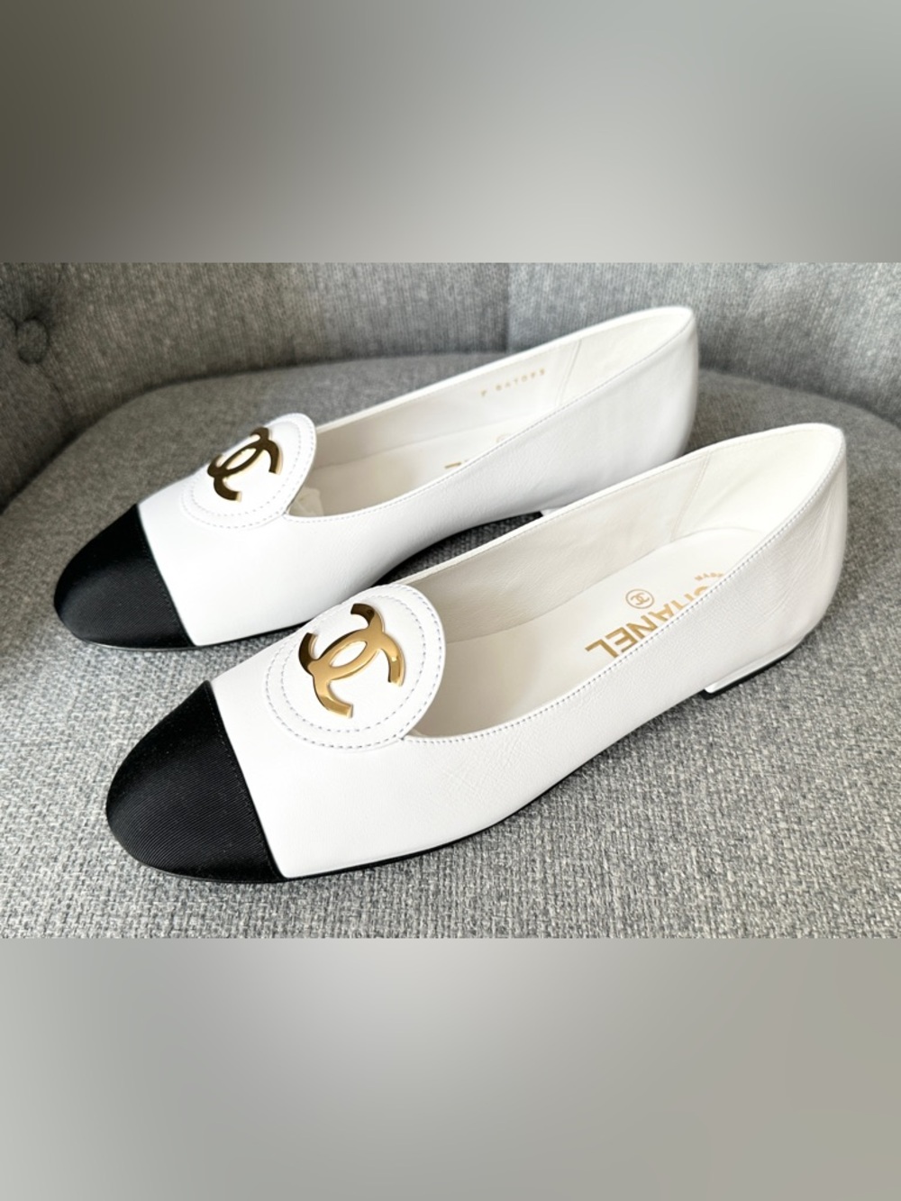 CHANEL S/S 2026 GOLD CC WHITE CALFSKIN LEATHER BLACK GROSGRAIN MOCCASINS FLAT 38 - Picture 8 of 15